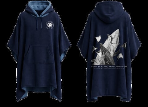 Poncho azul marino con capucha mostrando frente y espalda con logo circular y gráfico de expedición de montaña